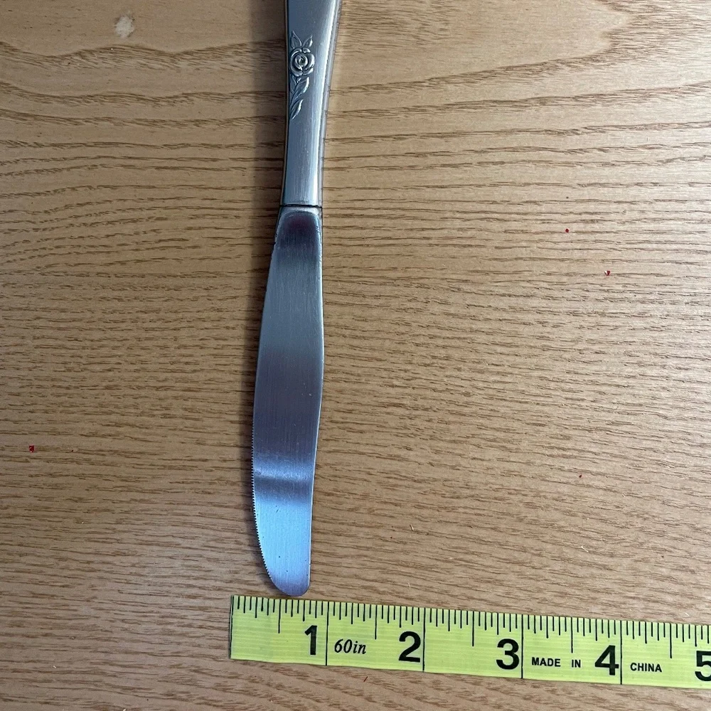 Oneida Stainless Flatware Rose Duet Pattern 4 Dinner Knives USA HTF Pattern